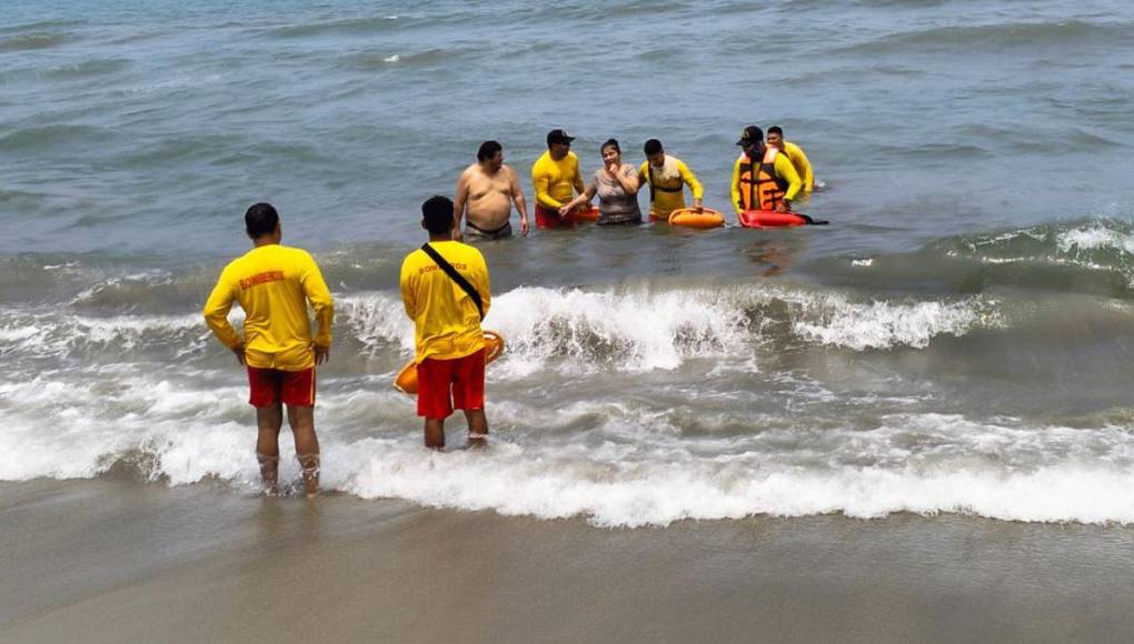 Así fueron los rescates de varios hondureños en ríos y playas durante la Semana Santa