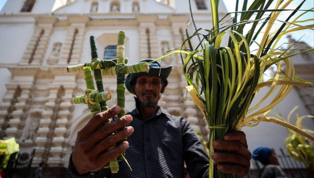 Tradición de palmas por Domingo de Ramos pinta de verde al Centro Histórico