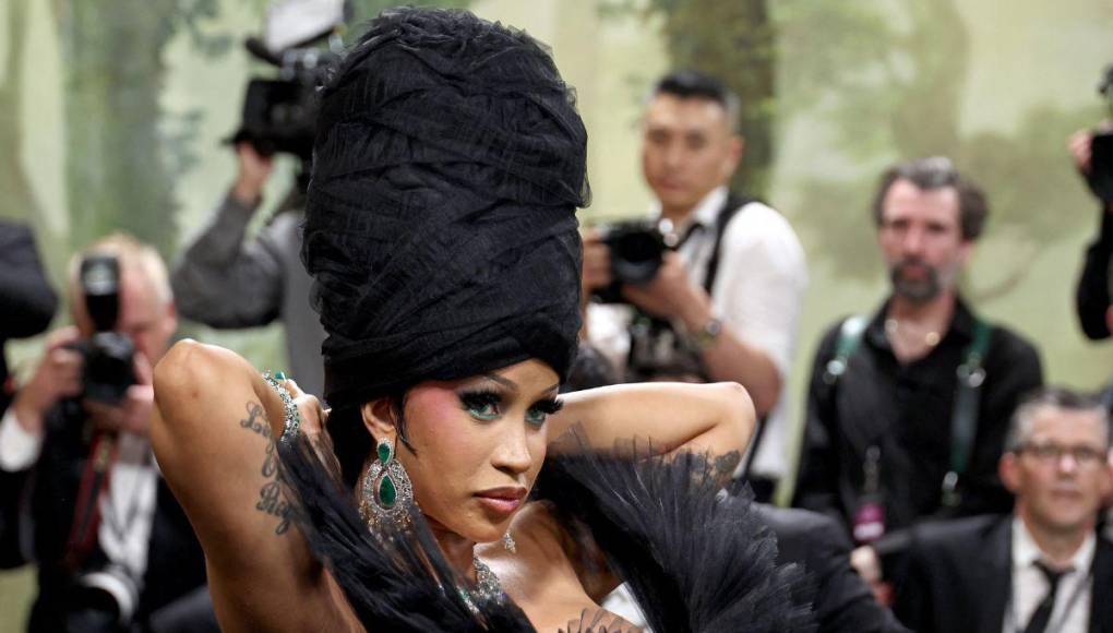 ¡Icónica! Así lució Cardi B con un imponente vestido negro en la Met Gala 2024