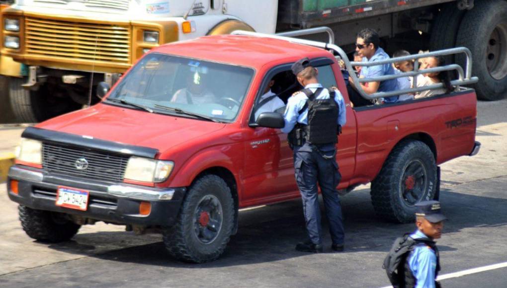 En carros paila y en buses, capitalinos siguen saliendo de la ciudad por Semana Santa