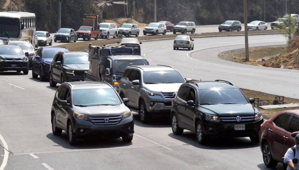 En carros paila y en buses, capitalinos siguen saliendo de la ciudad por Semana Santa