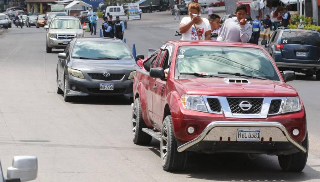 Caravanas de veraneantes abarrotan salidas al Sur y al Norte de la capital