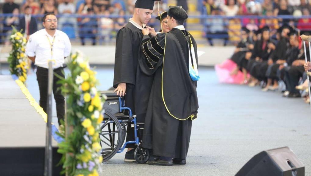 ¡Felicidades! La UNAH presenta más de 1,600 profesionales en las primeras graduaciones del año