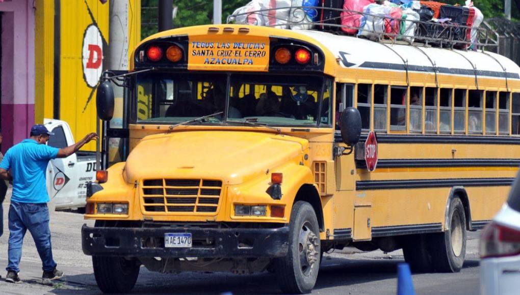 En carros paila y en buses, capitalinos siguen saliendo de la ciudad por Semana Santa