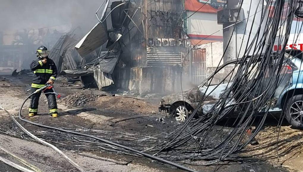 Imágenes del incendio que quemó dos negocios en colonia La Pradera