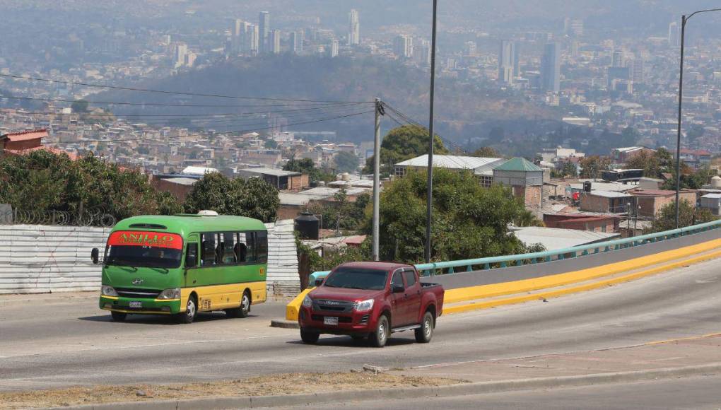 Humo y bruma de incendios forestales contaminan los cielos de la ciudad capital