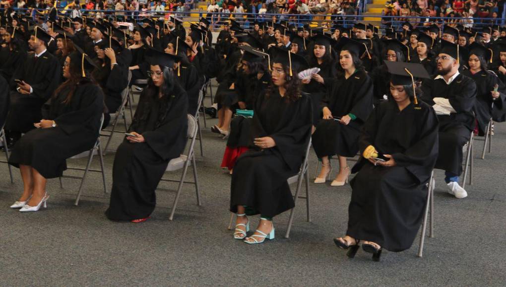 ¡Felicidades! La UNAH presenta más de 1,600 profesionales en las primeras graduaciones del año