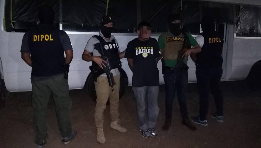 Droga, uniformes policiales y hasta buses robados hallan en taller clandestino en Comayagua