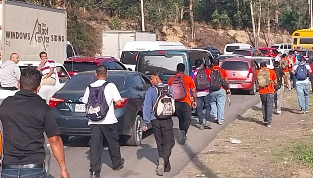 Largas filas en El Durazno por protesta de pacientes renales