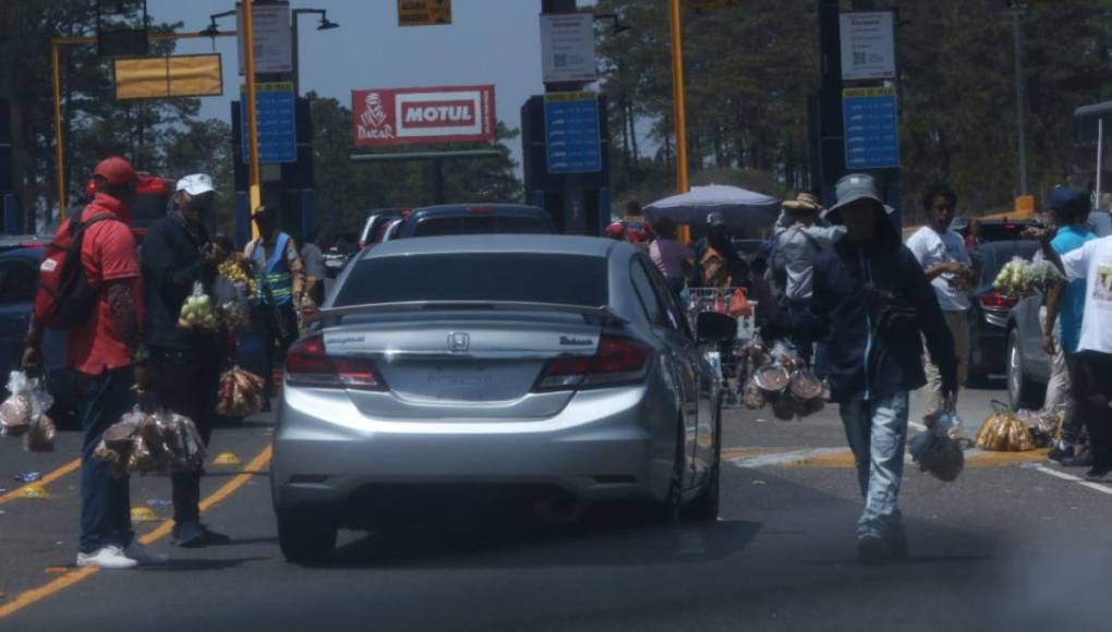 Abarrotadas de veraneantes las salidas de la capital por Semana Santa