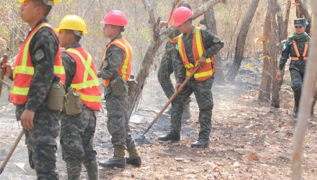 Cansados y sofocados: militares y bomberos trabajan sin cesar para apagar incendio en La Tigra