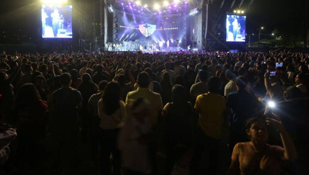 Evangélicos reciben la Semana Santa con masivo concierto en la capital