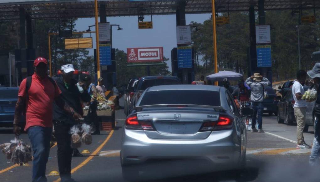 Abarrotadas de veraneantes las salidas de la capital por Semana Santa