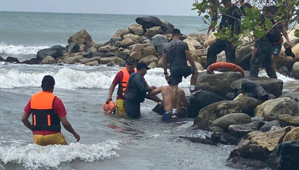 Así fueron los rescates de varios hondureños en ríos y playas durante la Semana Santa