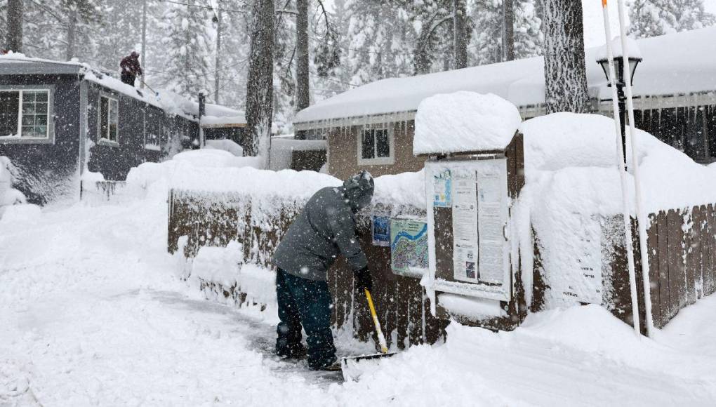 Intensa nevada paraliza California, EUA; miles de personas sin electricidad