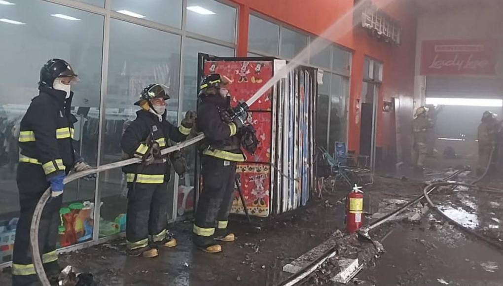 Imágenes del incendio que afectó a negocio de venta de ropa en la capital