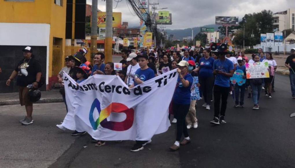 Marchan por la concientización sobre el autismo en la capital