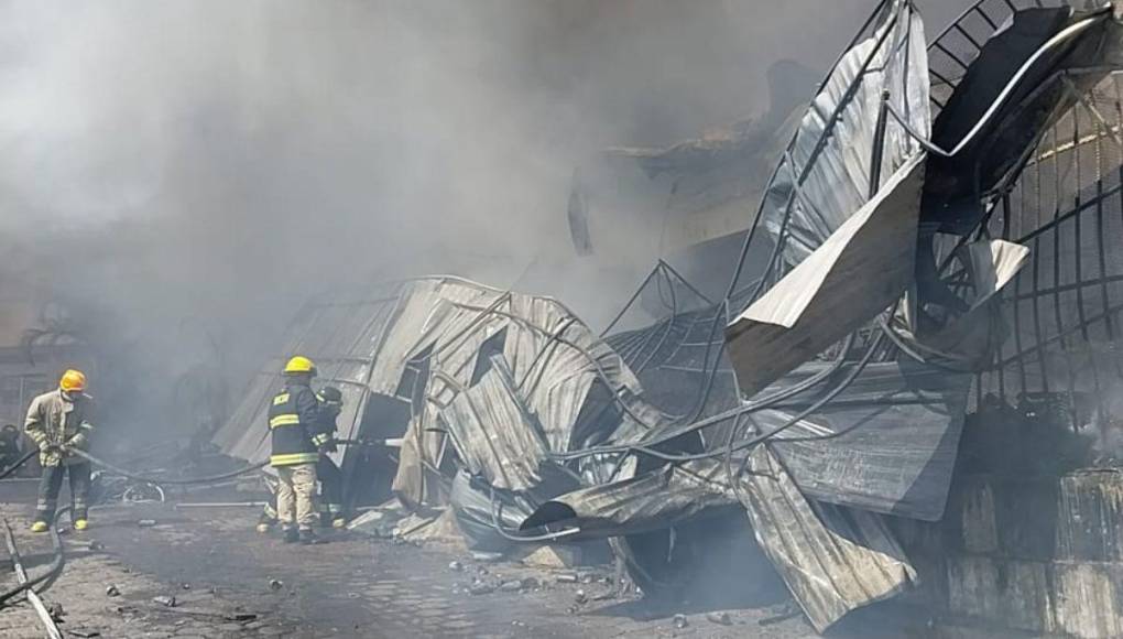 Imágenes del incendio que quemó dos negocios en colonia La Pradera