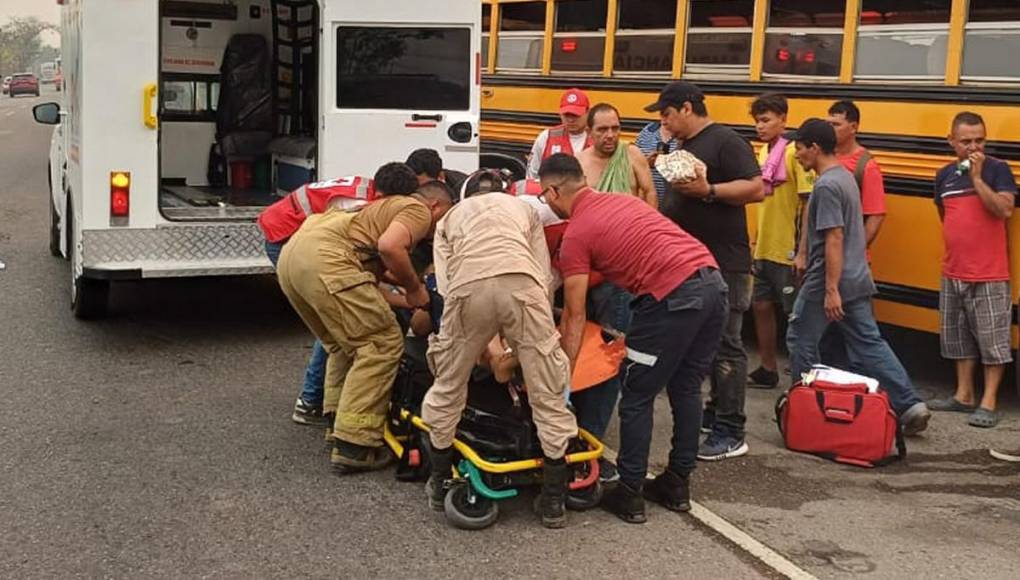 El difícil rescate tras colisión entre bus, camioneta y turismo en Villanueva