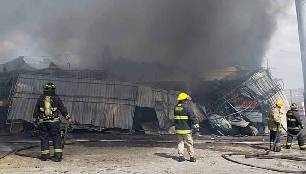 Imágenes del incendio que quemó dos negocios en colonia La Pradera