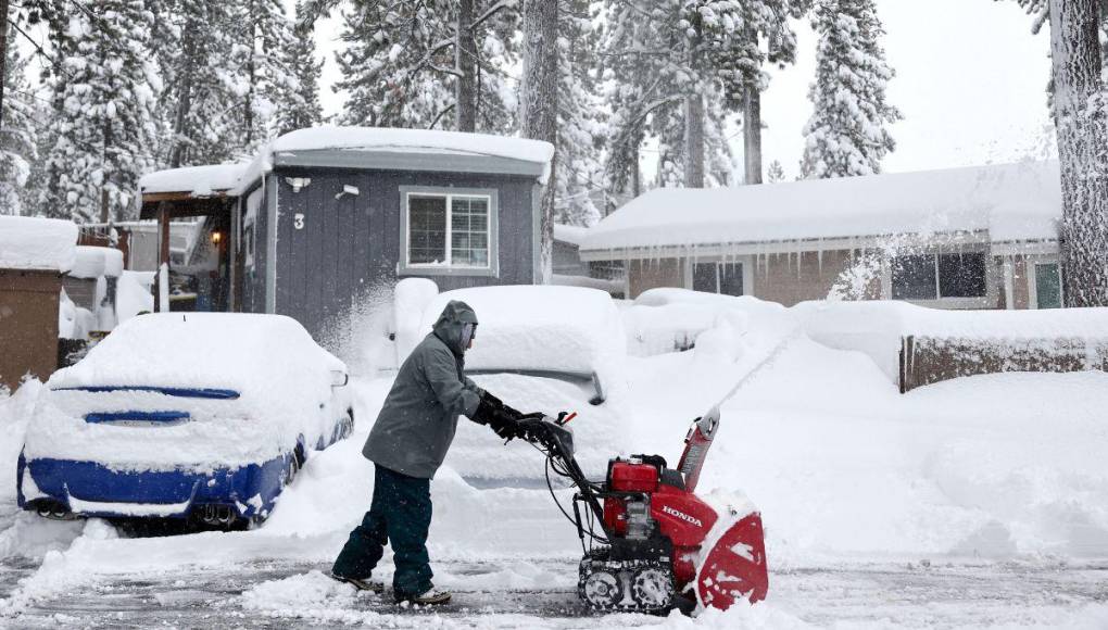 Intensa nevada paraliza California, EUA; miles de personas sin electricidad