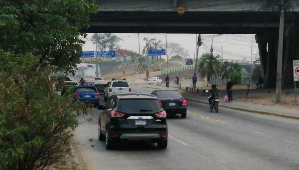 Puentes de Tegucigalpa y SPS aparecen con pancartas exigiendo la llegada de la CICIH