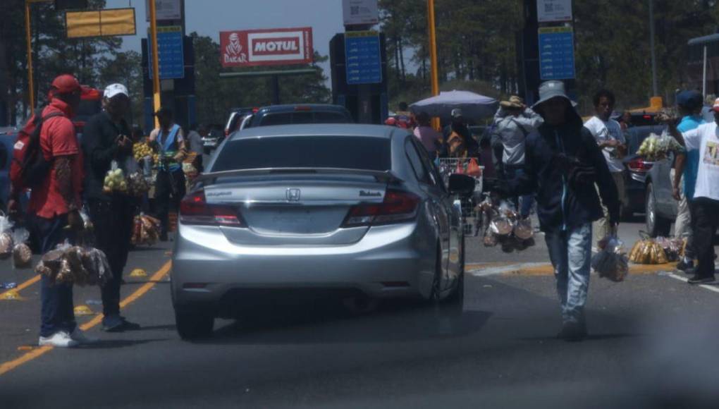 Abarrotadas de veraneantes las salidas de la capital por Semana Santa