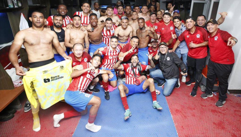 Delirio blanco y todos rendidos a Najar: imágenes del festejo del Olimpia