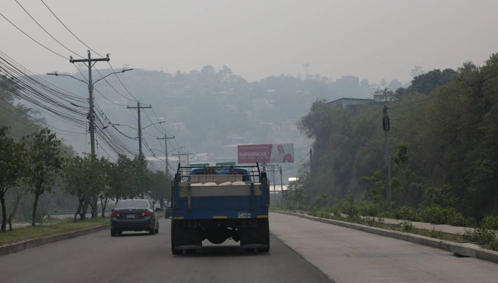 Gris y con el aire contaminado: Así está la capital de Honduras por capa de humo