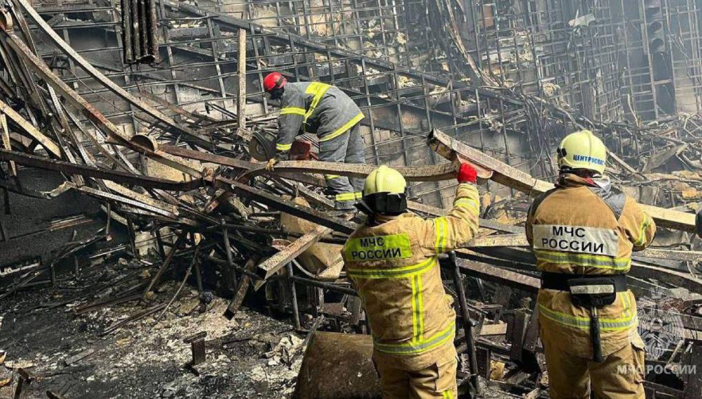 Desgarradoras imágenes del luto en Moscú por muertos en atentado; hay sospechosos capturados