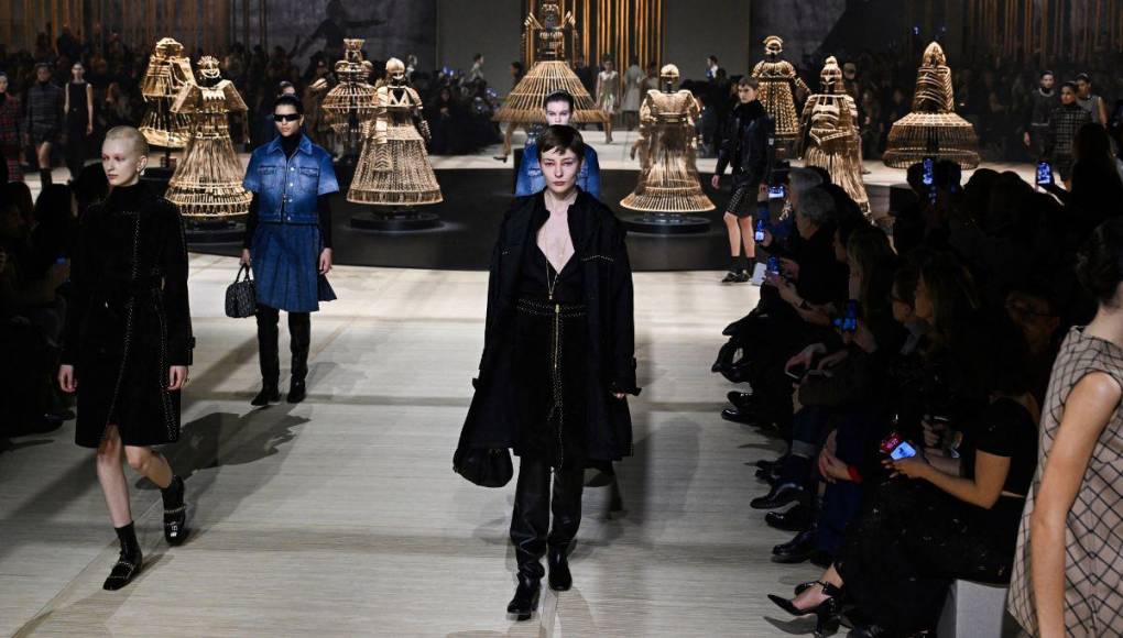 Oda a los años 60 en el desfile Dior de la Semana de la moda femenina