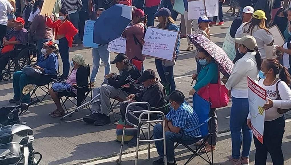 Largas filas en El Durazno por protesta de pacientes renales