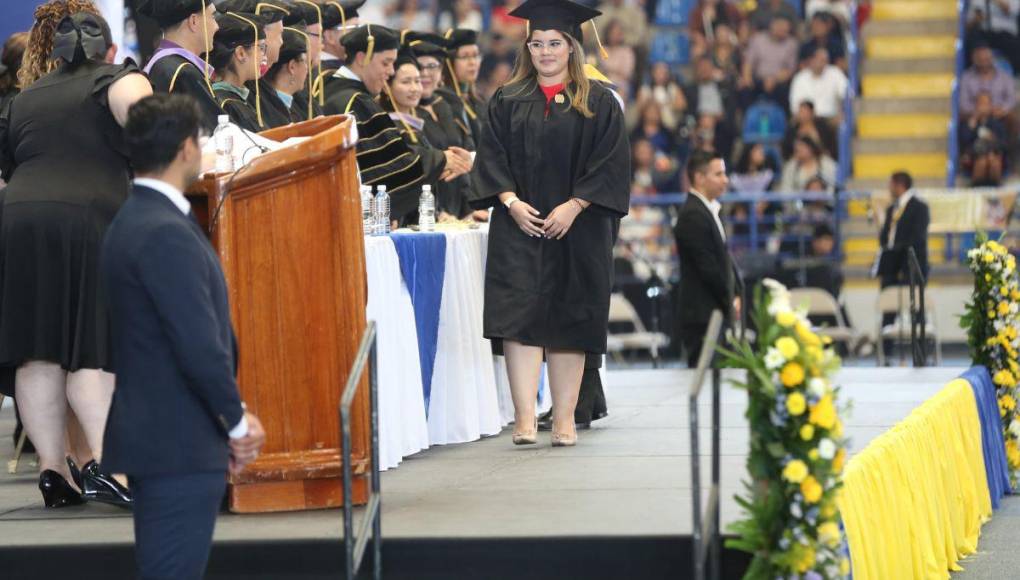 ¡Felicidades! La UNAH presenta más de 1,600 profesionales en las primeras graduaciones del año