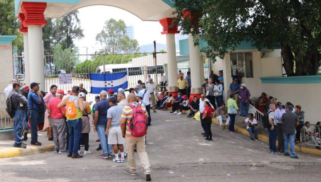 Exigiendo reajuste salarial, jubilados y pensionados protestan en Injupemp