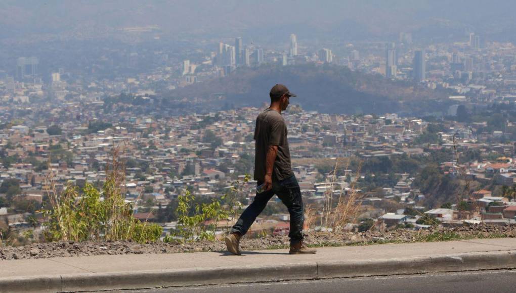 Humo y bruma de incendios forestales contaminan los cielos de la ciudad capital