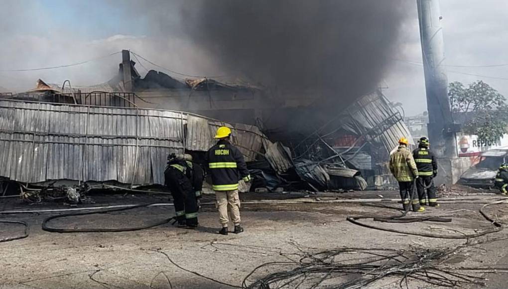 Imágenes del incendio que quemó dos negocios en colonia La Pradera