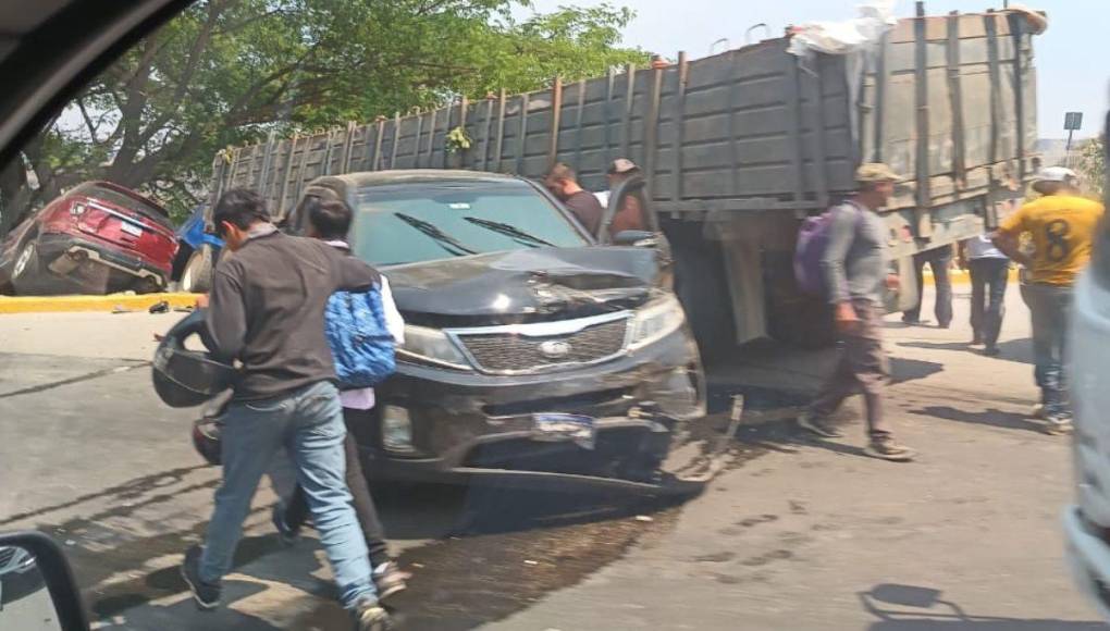 Carros dañados y postes caídos: imágenes del accidente de rastra en anillo periférico