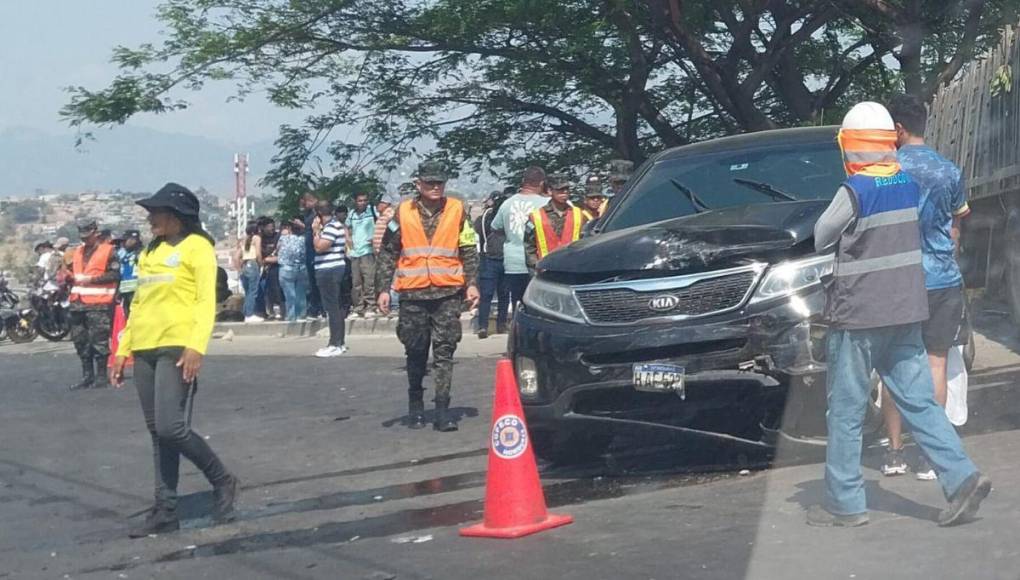 Carros dañados y postes caídos: imágenes del accidente de rastra en anillo periférico