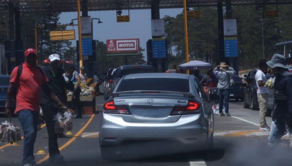 Abarrotadas de veraneantes las salidas de la capital por Semana Santa