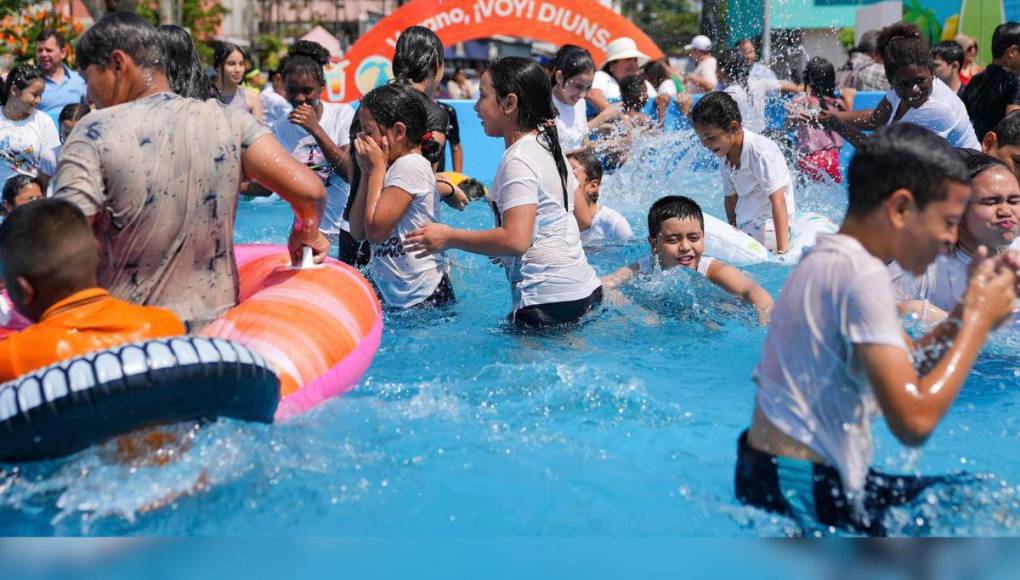 Así son las piscinas gigantes que instalaron en el parque central de San Pedro Sula