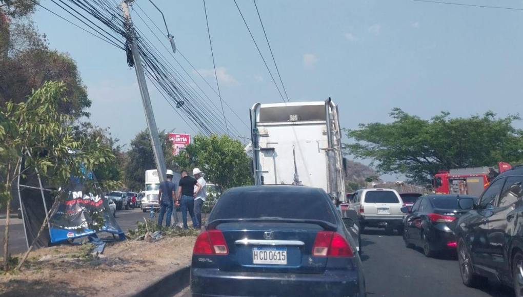 Carros dañados y postes caídos: imágenes del accidente de rastra en anillo periférico