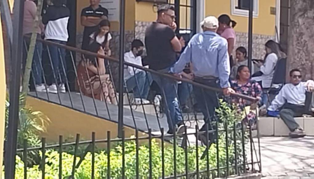 Tristeza y consternación en velatorio de esposa e hijo de Rubén Matamoros