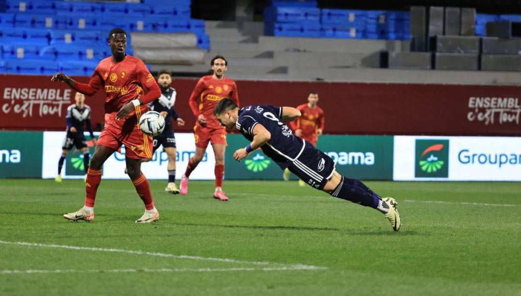 Compañeros de Elis dedican goles y bonitos detalles en juego del Girondins