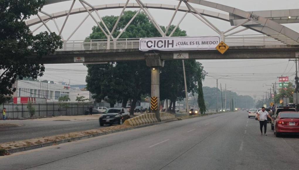 Puentes de Tegucigalpa y SPS aparecen con pancartas exigiendo la llegada de la CICIH