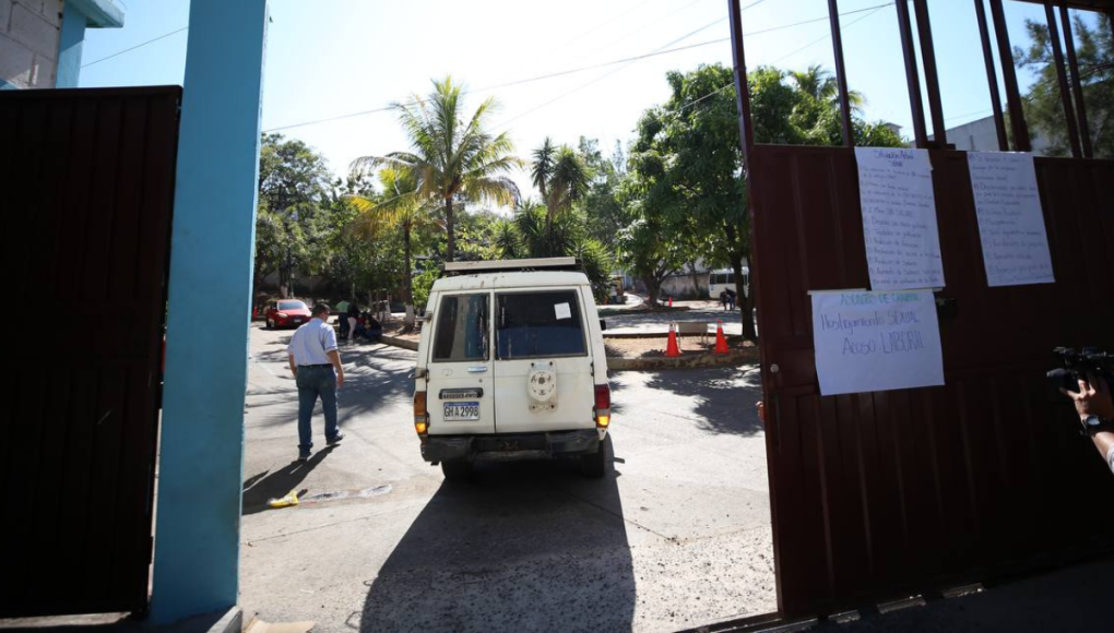 Continúan protestas en la Senaf tras agresión de policía a manifestantes