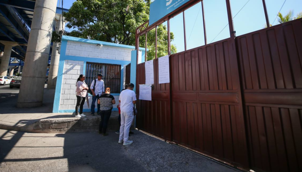 Continúan protestas en la Senaf tras agresión de policía a manifestantes