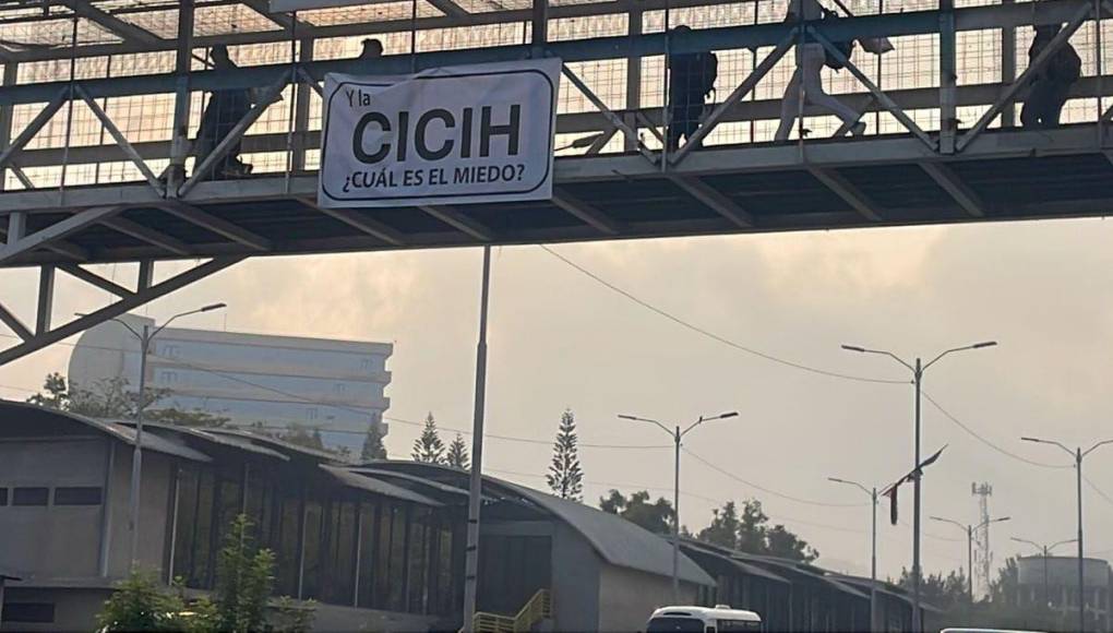 Puentes de Tegucigalpa y SPS aparecen con pancartas exigiendo la llegada de la CICIH