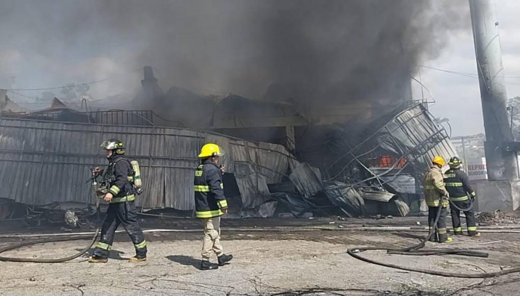 Imágenes del incendio que quemó dos negocios en colonia La Pradera