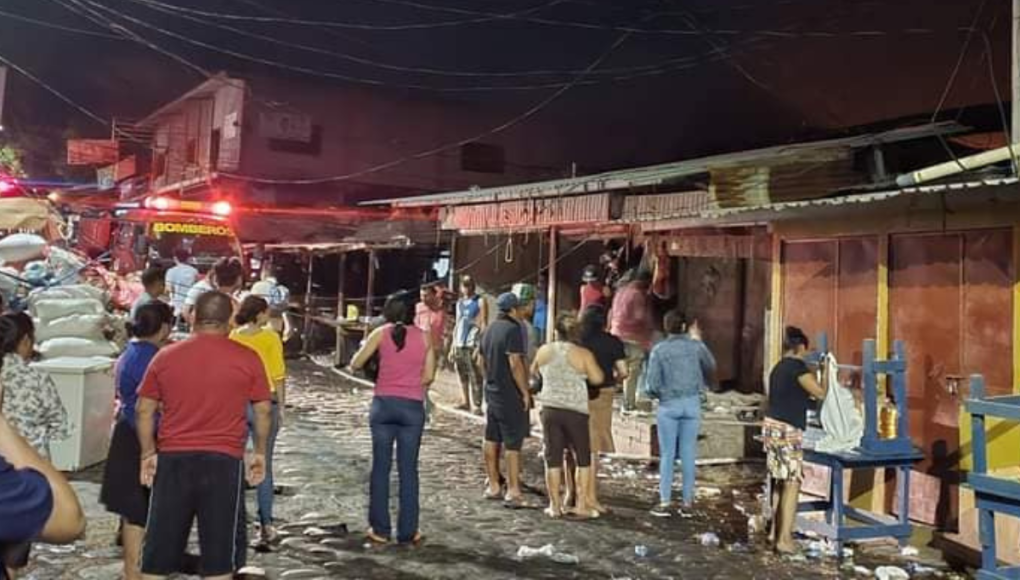 Incendio consume al menos 150 locales en el mercado municipal de Nacaome, Valle