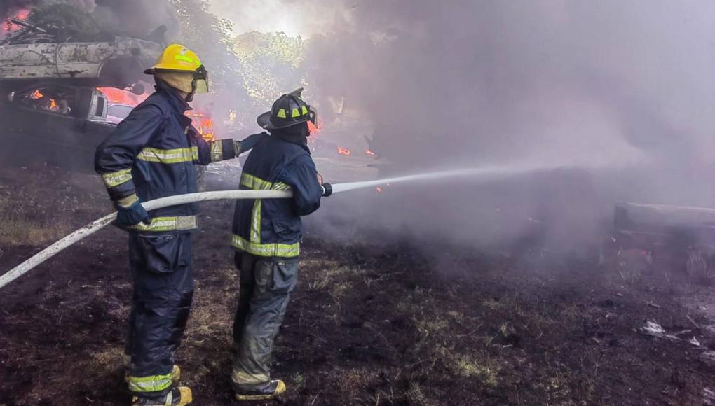 Así quedó la escena tras incendio que consumió 33 vehículos en Roatán